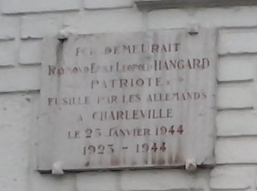 Perpendiculaire à la rue de Cernay, à Reims, la plaque commémorative de Raymond Hangard, Rémois engagé dans le maquis ardennais de Launois, fusillé sur le plateau de Berthaucourt le 25 janvier 1944. L'un des 21 Rémois fusillés durant la Seconde guerre mondiale. Il n'y a ici aucune ambiguité sur le statut de résistant.