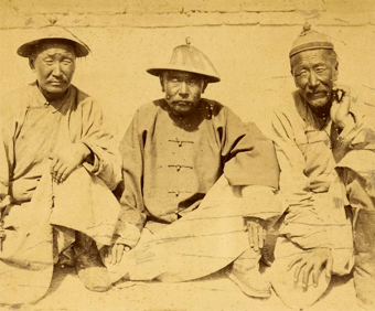 Téléchargements Deux fonctionnaires portant le chapeau de paille officiel d'été, assis avec un vieil homme. Chine, 1874-1875