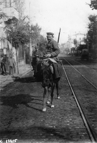 L'infanterie montée grecque : à Salonique : [photographie de presse] / Agence Meurisse