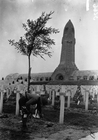 Les enfants déposent des fleurs sur les tombes des soldats au cimetière de Douaumont : [photographie de presse] / Agence Mondial