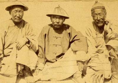 Téléchargements Deux fonctionnaires portant le chapeau de paille officiel d'été, assis avec un vieil homme. Chine, 1874-1875