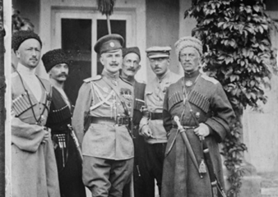 Front russe, photo Grondijs, division sauvage, [le] chef général Prince Bagration, [le] chef d'état-major colonel Gatofsky, corr[espondant ?] Grondijs, [et l'] aide de camp porteur du bountchouk : [photographie de presse] / [Agence Rol]