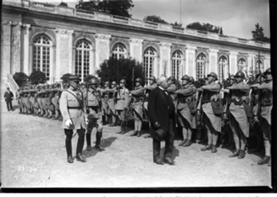 Versailles, signature de la Paix avec la Hongrie, M. Millerand [passant devant un piquet d'honneur] : [photographie de presse] / [Agence Rol] le 4 juin 1920